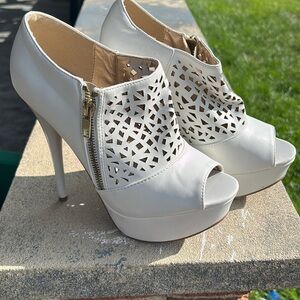 Size 7 white heels
